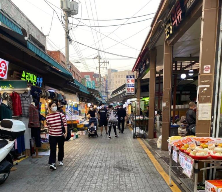 Market close to Seoul trail